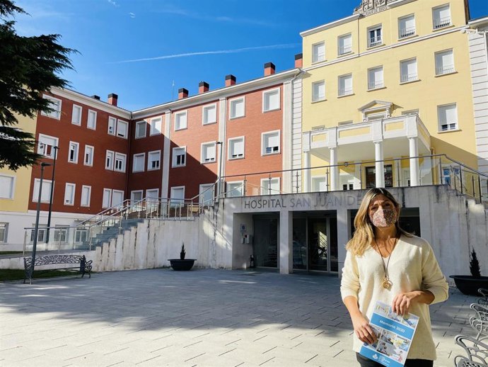 La Portavoz Del Grupo Municipal Popular, Carolina Blasco, A Las Puertas Del Hospital San Juan De Dios.