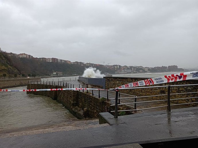 Temporal en el Puerto Viejo de Algorta, en Getxo.