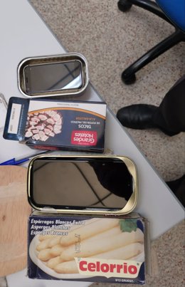 Imagen de móviles introducidos en un penitenciario y ocultos en latas de conserva