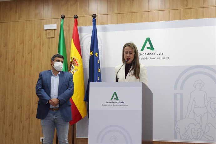 La delegada de la Junta en Huelva, Bella Verano, junto al delegado territorial de Cultura y Patrimonio Histórico, José Manuel Correa.