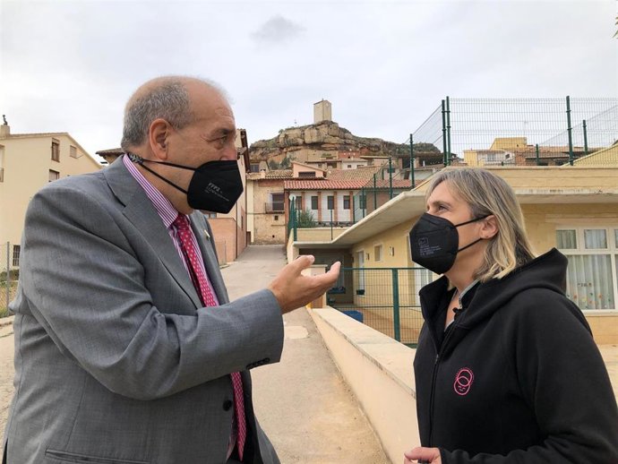 Archivo - El presidenre de la DPT, Manuel Rando, junto a la alcaldesa de Monroyo, Gloria Blanc