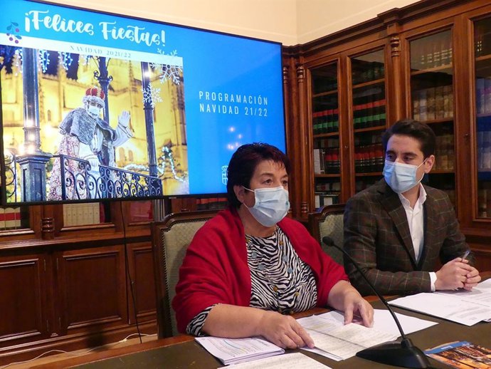 La alcaldesa de Segovia, Clara Luquero, y el concejal de Turismo, Miguel Merino.