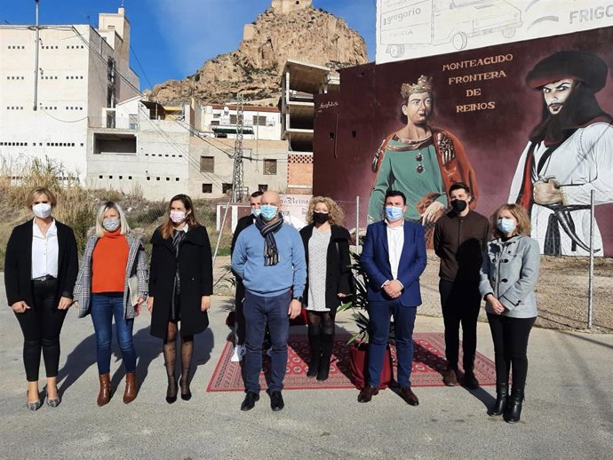 Autoridades municipales junto al nuevo mural