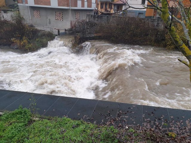 Caudal de río en Felechosa.
