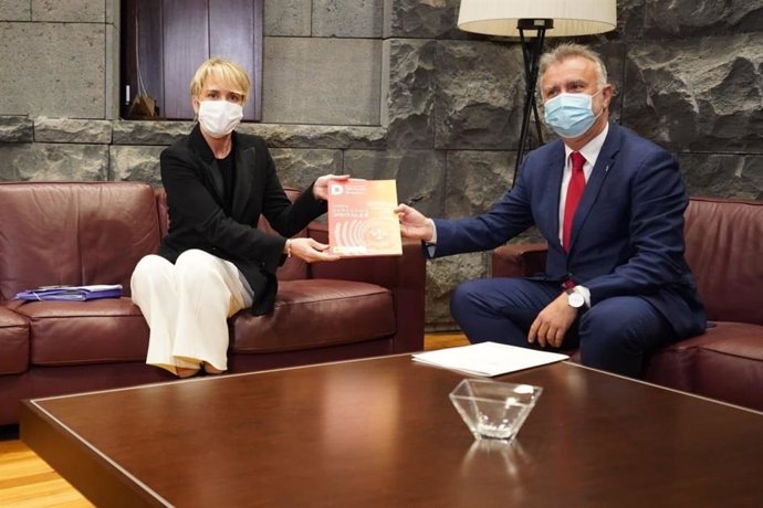 La secretaria de Estado de Digitalización e Inteligencia Artificial, Carme Artigas, y el presidente del Gobierno de Canarias, Ángel Víctor Torres, en una reunión previa al anuncio de que Canarias será la sede de la Conferencia de Economía Digital