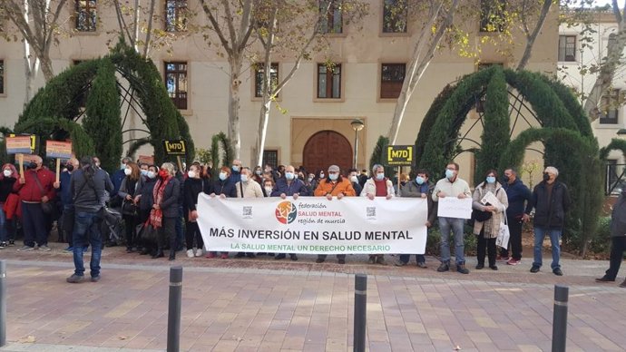 Miembros de la Federación Salud Mental Región de Murcia en la movilización convocada este jueves frente al Palacio de San Esteban para pedir más inversión