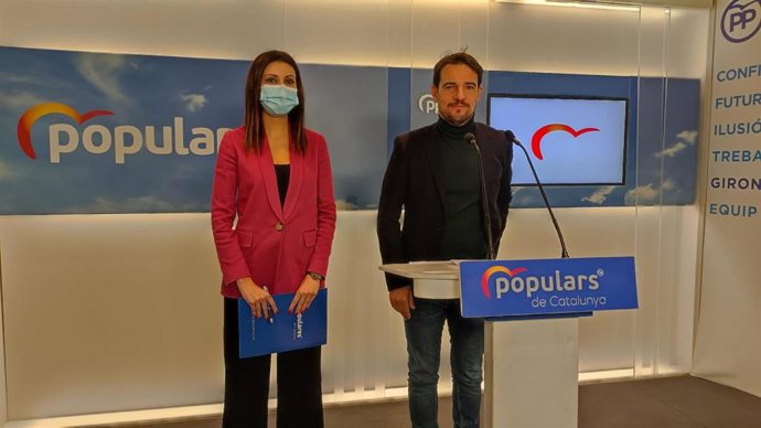 El presidente del PP de Barcelona, Manu Reyes,y la diputada del PP en el Parlament Lorena Roldán