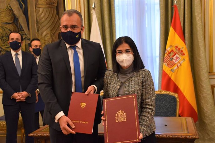 La ministra de Sanidad, Carolina Darias, y su homólogo chipriota, Michael Hadjipantela, firman un Memorando de Entendimiento entre ambos países en el ámbito de la salud. En Madrid (España), a 9 de diciembre de 2021.