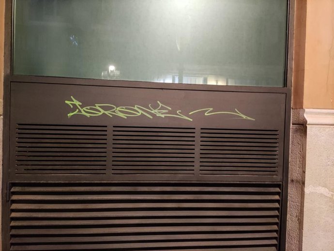 Pintada en la ventana del Parlament.