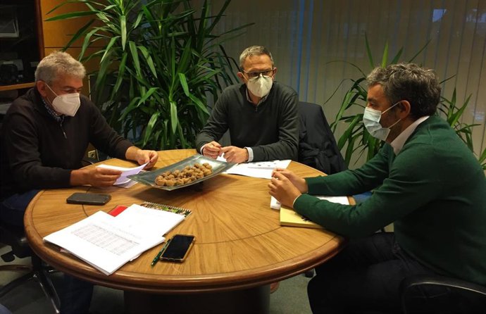 El presidente y el gerente de la Red Asturiana de Desarrollo Rural (Reader), Belarmino Fernández y Luis Miguel Rebustiello, respectivamente, y el consejero de Medio Rural y Cohesión Territorial, Alejandro Calvo.