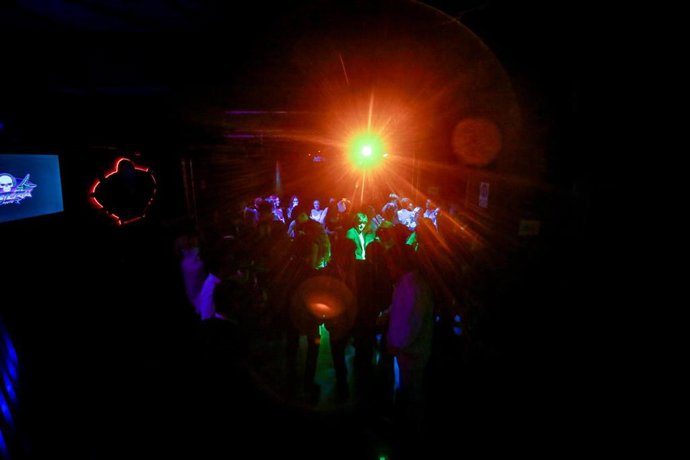 Archivo - Varias personas en la pista de una discoteca de Madrid, a 8 de octubre de 2021, en Madrid (España). El Gobierno de la Comunidad de Madrid permite desde este viernes bailar en las pistas de las discotecas y de otros establecimientos que cuenten