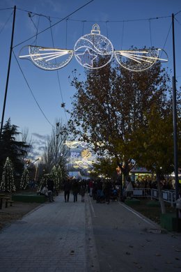 Un grupo de personas a la entrada del recinto ferial Mágicas Navidades, a 5 de diciembre de 2021, en Torrejón de Ardoz, Madrid (España). El recinto Mágicas Navidades es el mayor Parque de la Navidad de España. Cuenta con espectáculos como la brillante e