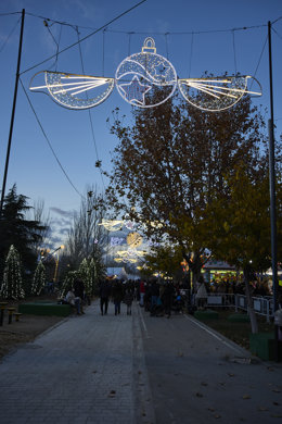 Un grupo de personas a la entrada del recinto ferial Mágicas Navidades, a 5 de diciembre de 2021, en Torrejón de Ardoz, Madrid (España). El recinto Mágicas Navidades es el mayor Parque de la Navidad de España. Cuenta con espectáculos como la brillante e