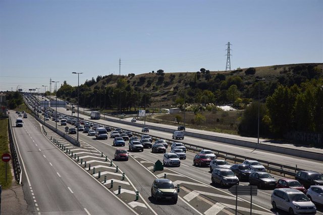 Archivo - Un atasco en el km. 23 de la autopista A-1, con motivo de la operación salida del Puente del Pilar 2021, el primero sin apenas restricciones debido a la pandemia del Covid-19, a 8 de octubre de 2021, en Madrid (España). Con motivo de la festivid