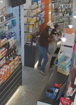 El atracador en uno de los establecimientos