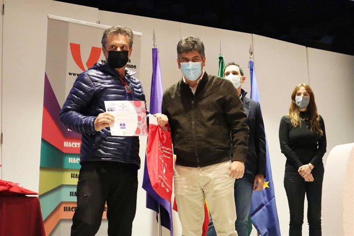El delegado de Cohesión Social, Participación Ciudadana, Consumo y Protección Civil de la Diputación de Córdoba, Rafael Llamas (dcha.), en el acto por el Día del Voluntariado.