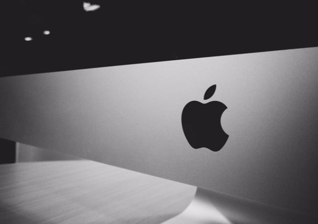 Logo de Apple en un iMac