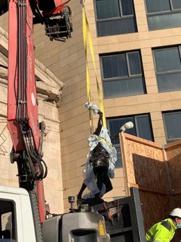 Varios operarios han instalado este jueves el conjunto escultórico de Indíbil y Mandoni en Lleida, que se mantendrá cubierto hasta este viernes.