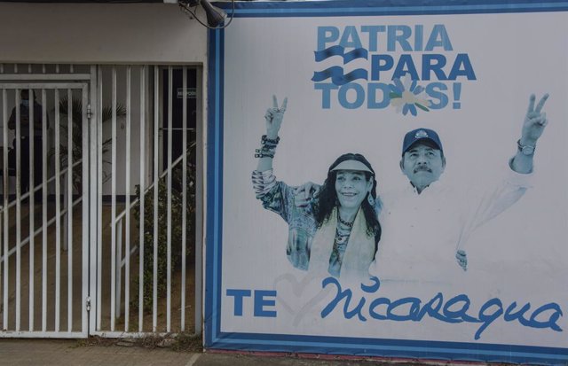 Archivo - Pancarta electoral de Daniel Ortega y Rosario Murillo