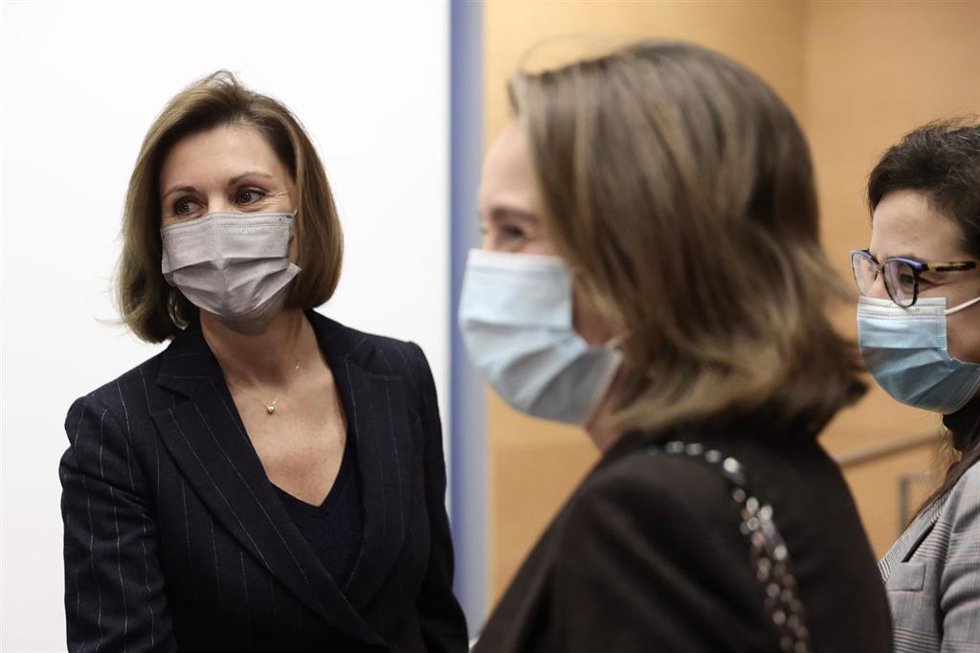 La ex secretaria general del PP y ex ministra María Dolores de Cospedal (i), junto a la portavoz parlamentaria del PP, Cuca Gamarra (d).
