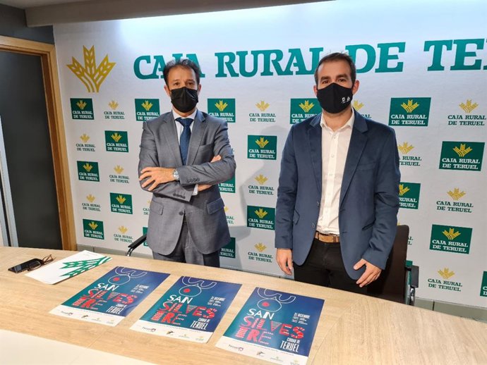 El concejal de Deportes del Ayuntamiento de Teruel, Carlos Aranda, y el jefe de la zona Alto Teruel de Caja Rural de Teruel, Juan Mangas, presentan la XXX edición de la carrera San Silvestre.