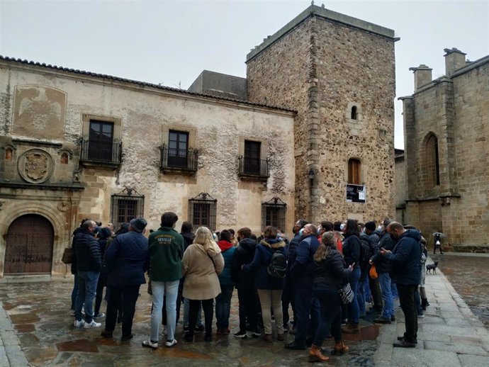 Turistas visitando la parte antigua de Cáceres durante el pasado puente de la Constitución