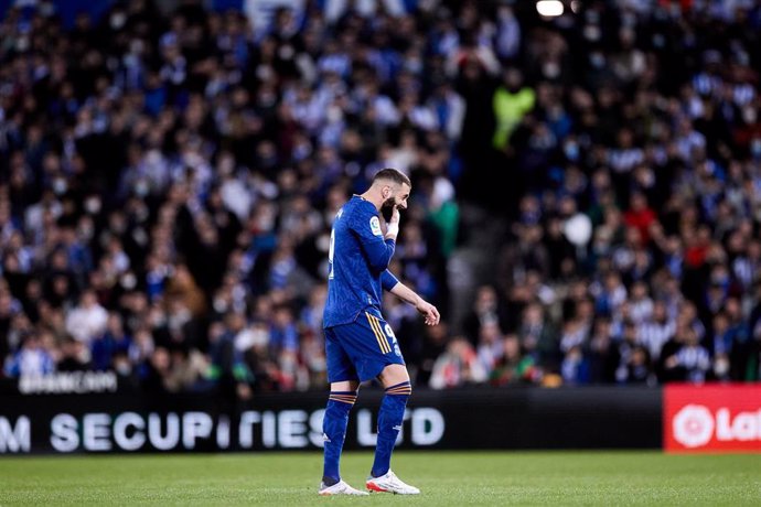 Karim Benzema deja el campo tras lesionarse ante la Real Sociedad