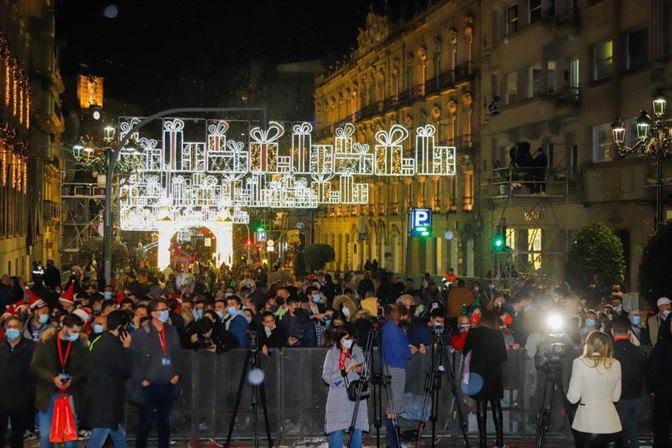 Varias personas esperan el encendido de las luces navideñas, a 20 de noviembre de 2021, en Vigo, Pontevedra, Galicia (España)