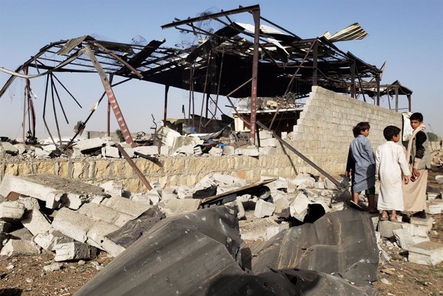 Archivo - Niños junto a un edificio destruido en un bombardeo aéreo en Saná