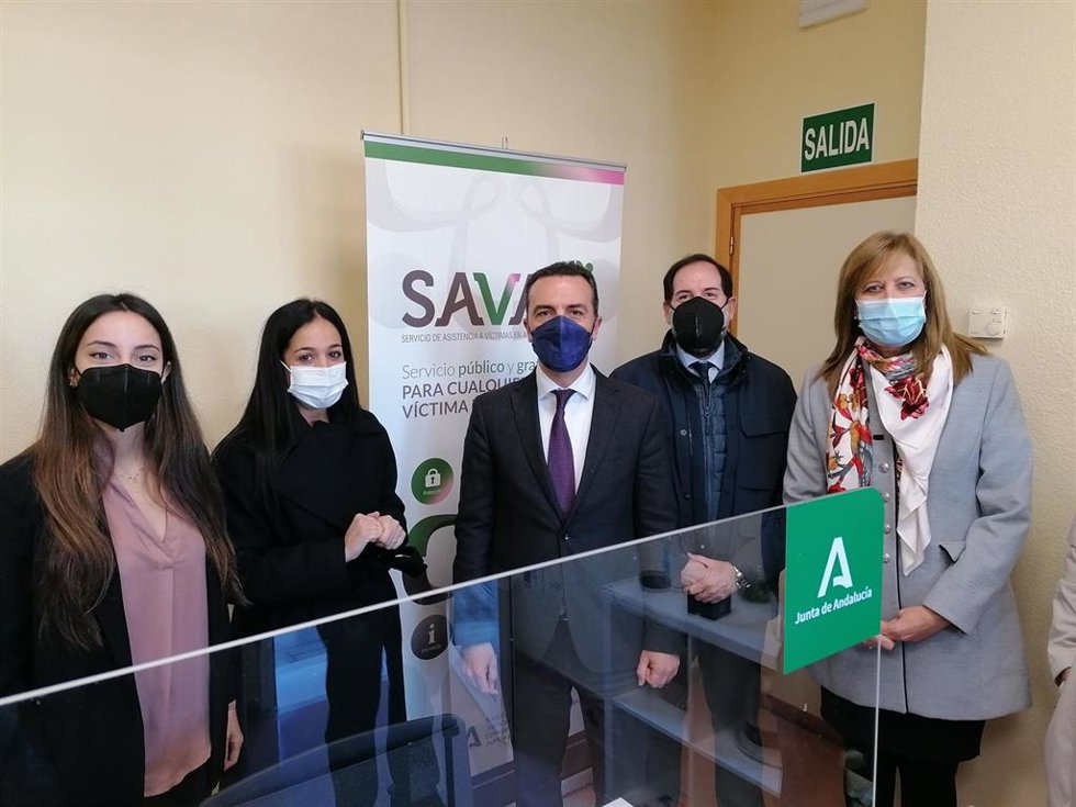 El director general de Justicia Juvenil y Cooperación, Francisco Ontiveros; el delegado territorial de Regeneración, Justicia y Administración Local en Sevilla, Javier Millán; y la alcaldesa de Osuna, Rosario Andújar (PSOE), en el SAVA de Osuna.
