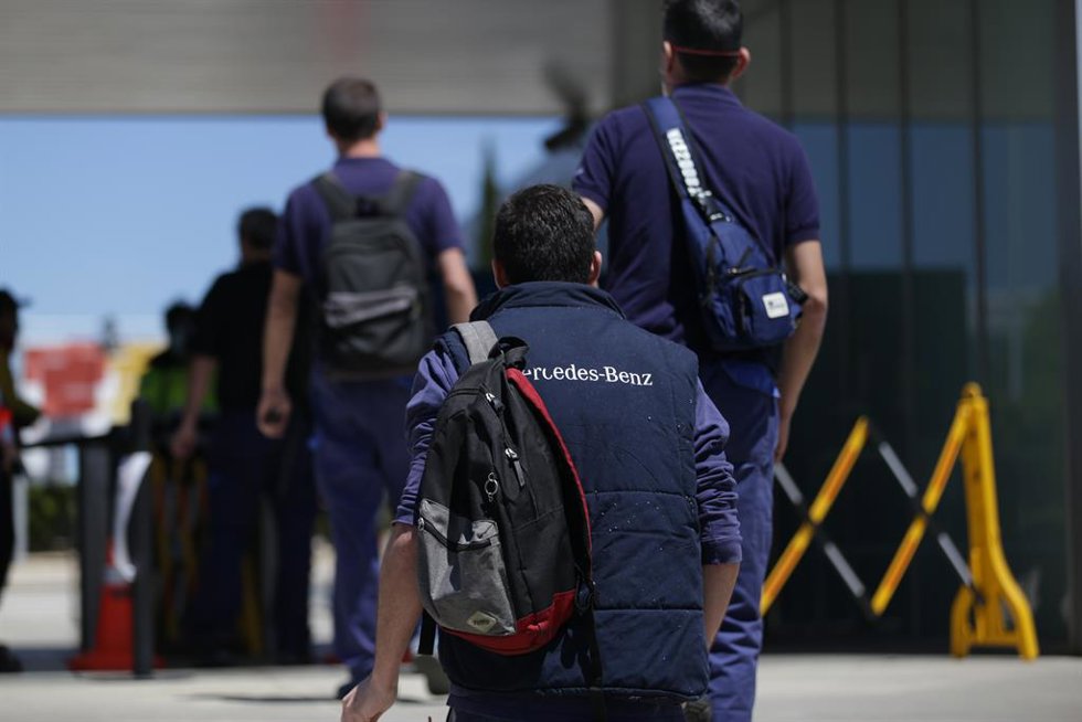 Archivo - Trabajadores de la planta de Mercedes-Benz de Vitoria entran a las instalaciones