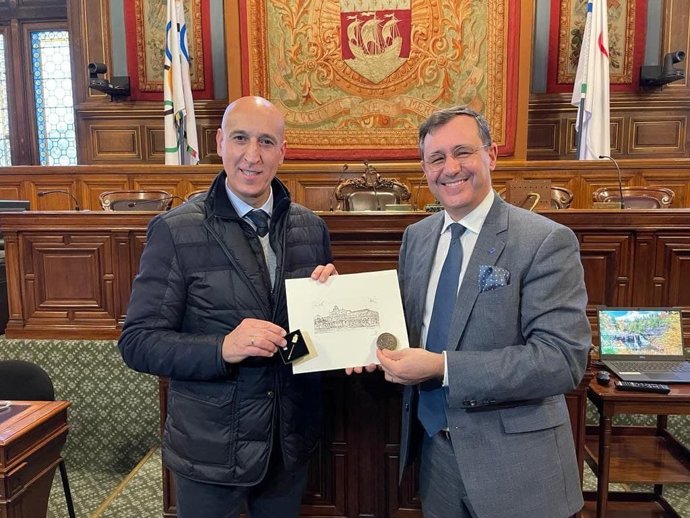 Diez (I) junto al teniente alcalde de París.