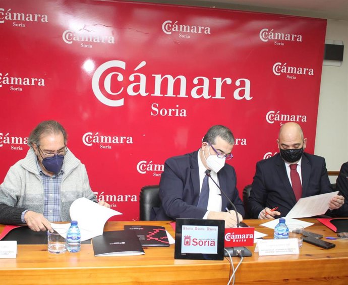 De izda a dcha, Monteagudo, Santamaría y Santa Isabel firman un documento para pedir al Gobierno las ayudas empresariales