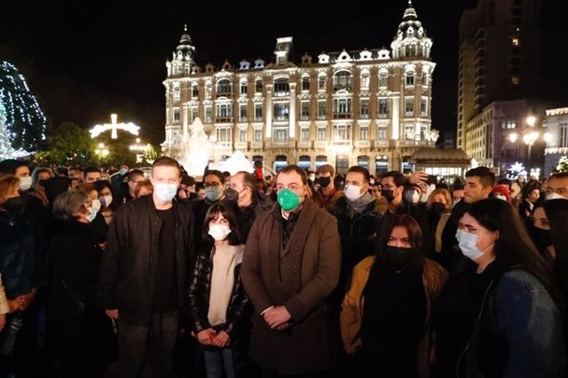 La víctima de una agresión homófoba en Oviedo, a la izquierda