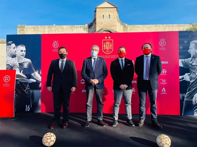 El presidente de la Diputación, Francisco Salado, ha presentado este jueves, junto al seleccionador nacional, Federico Vidal, y el vicepresidente de la RFEF y presidente del CNFS, Pablo Lozano