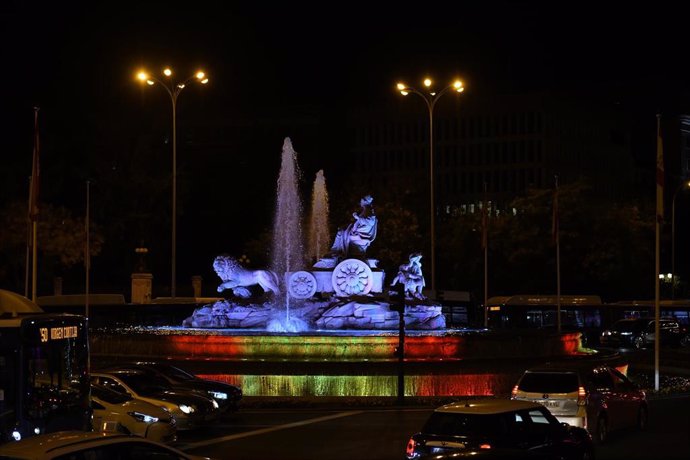 La fuente de Cibeles iluminada con la bandera de España 