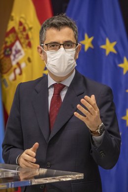 El ministro de la Presidencia, Relaciones con las Cortes y Memoria Democrática, Félix Bolaños, en una rueda de prensa  después de su reunión con el presidente del Principado de Asturias en la sede de la Presidencia, a 26 de noviembre de 2021, en Oviedo,