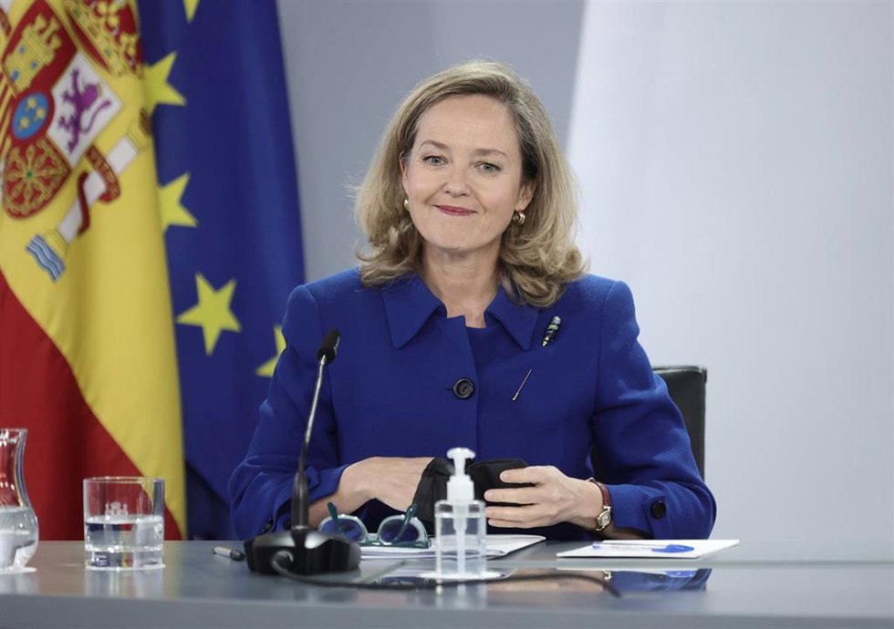 La vicepresidenta primera y ministra de Asuntos Económicos y Transformación Digital, Nadia Calviño, en una rueda de prensa tras la reunión del Consejo de Ministros, a 30 de noviembre de 2021, en Madrid (España). El Consejo de Ministros, a propuesta del 