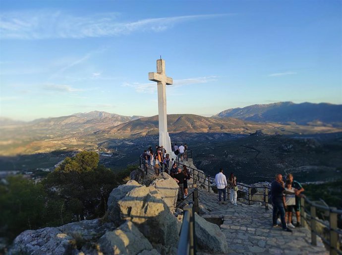 Archivo - Turistas en la cruz del Castillo de Santa Catalina.