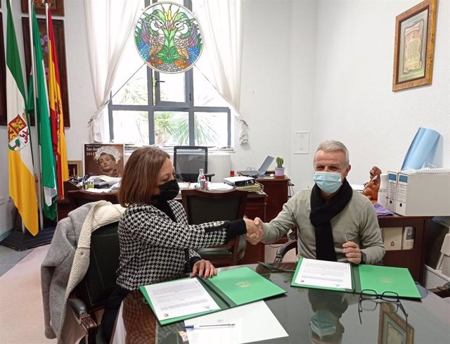 La delegada del Gobierno andaluz en Málaga, Patricia Navarro, y el alcalde del municipio malagueño de Campillos, Francisco Guerrero