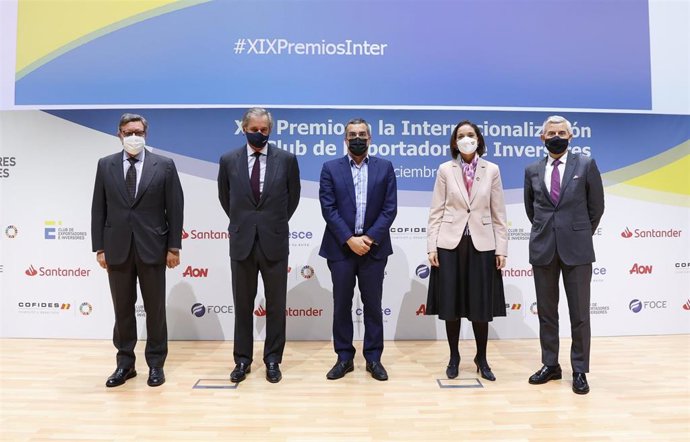 De izquierda a derecha Antonio Bonet (presidente del Club de Exportadores), Josei Manuel Entrecanales (Acciona), Claudio Cañete (Grupo Premo), Reyes Maroto (ministra de Industria) y Angel Rivera (Banco Santander) durante la entrega de los premios.