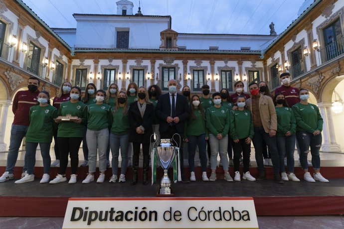 El presidente de la Diputación recibe a la Selección Cordobesa Sub17 Femenina de Fútbol