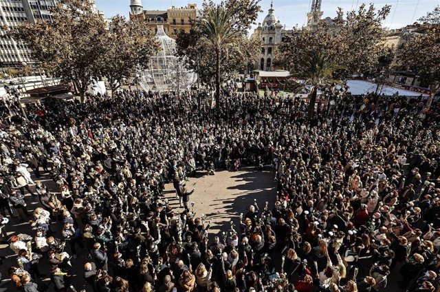 Concentración en la plaza del Ayuntamiento de València en memoria de Cristina, la última víctima de la violencia de género.