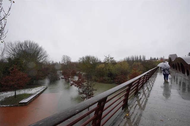 Una persona camina por el puente de Abechuco, a 9 de diciembre de 2021, en Vitoria, Álava, País Vasco, (España). Varios municipios de Euskadi se están viendo afectados por las copiosas lluvias y nevadas registradas los últimos días en la zona norte penins