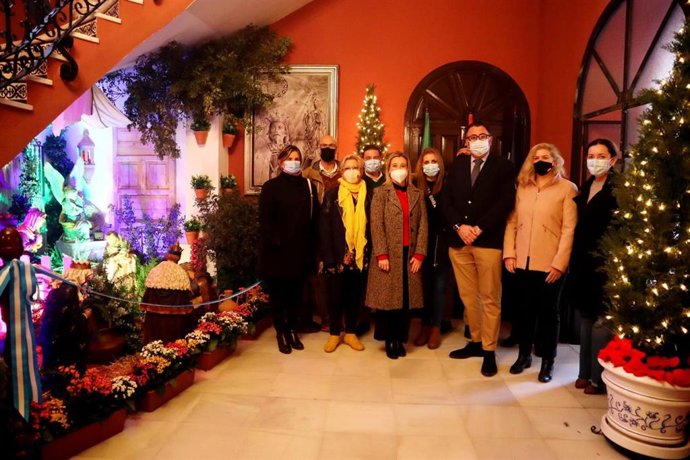 Representantes de la Corporación municipal de Alcalá de Guadaíra, encabezados por la alcaldesa, Ana Isabel Jiménez, han visitado este jueves el Nacimiento.