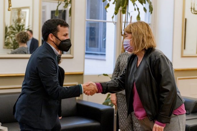 La consellera de Cultura de la Generalitat de Catalunya, Natlia Garriga, y el conseller de Educación, Cultura y Deporte de la Generalitat Valenciana, Vicent Marz, se reúnen.