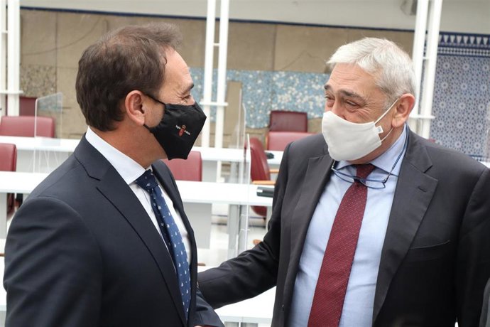 El portavoz, Francisco Álvarez, charla con el consejero