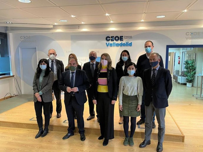 El presidente de ATA, Lorenzo Amor, (segundo por la izquierda en la primera fila) junto al Comité Ejecutivo de CEOE Valladolid.