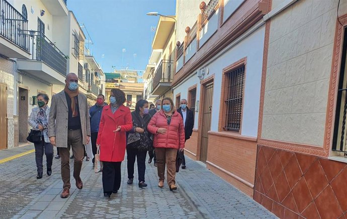 Los delegados Antonio Muñoz y Adela Castaño, en su visita a la barriada Las Torres, donde el Ayuntamiento ha culminado la renovación de las redes de saneamiento y la reurbanización de 23 calles.