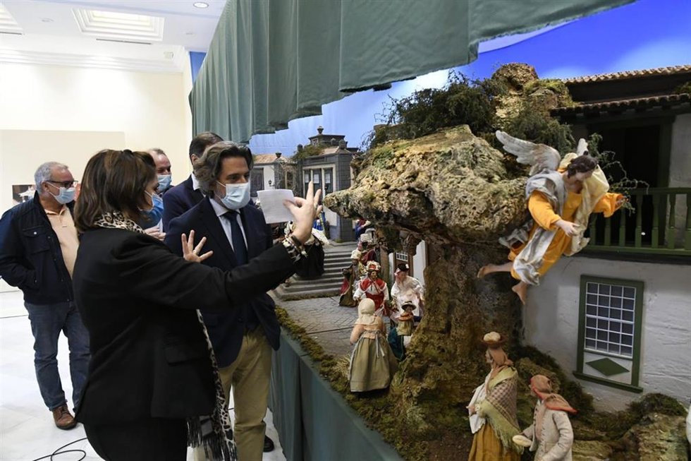 El presidente del Parlamento de Canarias, Gustavo Matos, contempla el Belén de la Cámara dedicado este año a La Palma